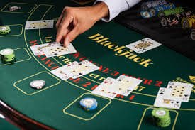 Tampilan antarmuka Monopoly Live di platform taring78 dengan host dan papan permainan interaktif